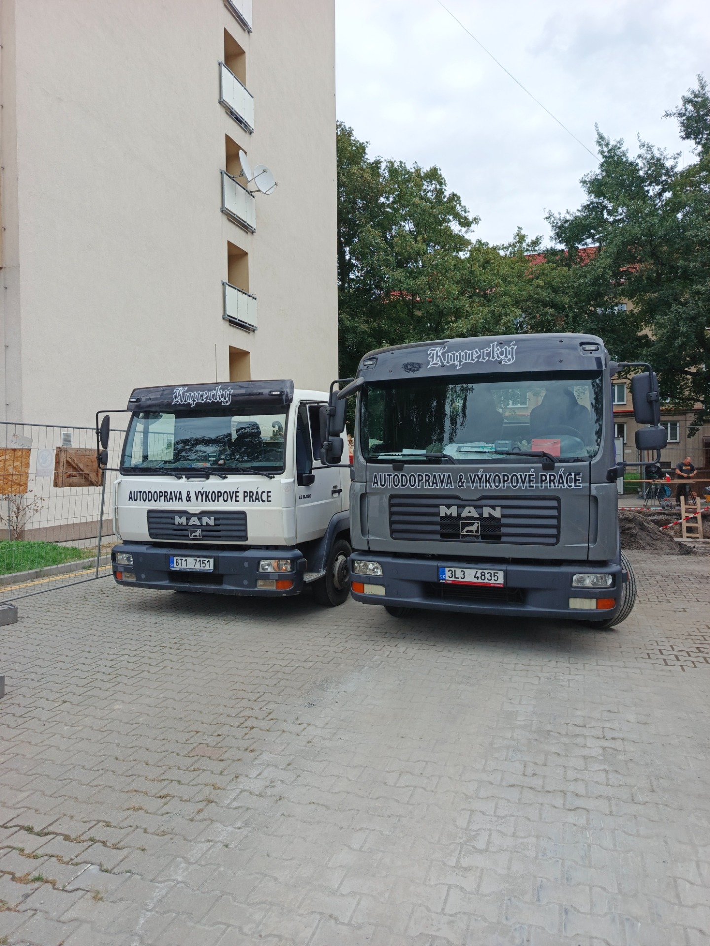 Dva nákladní vozy MAN firmy Kopecký